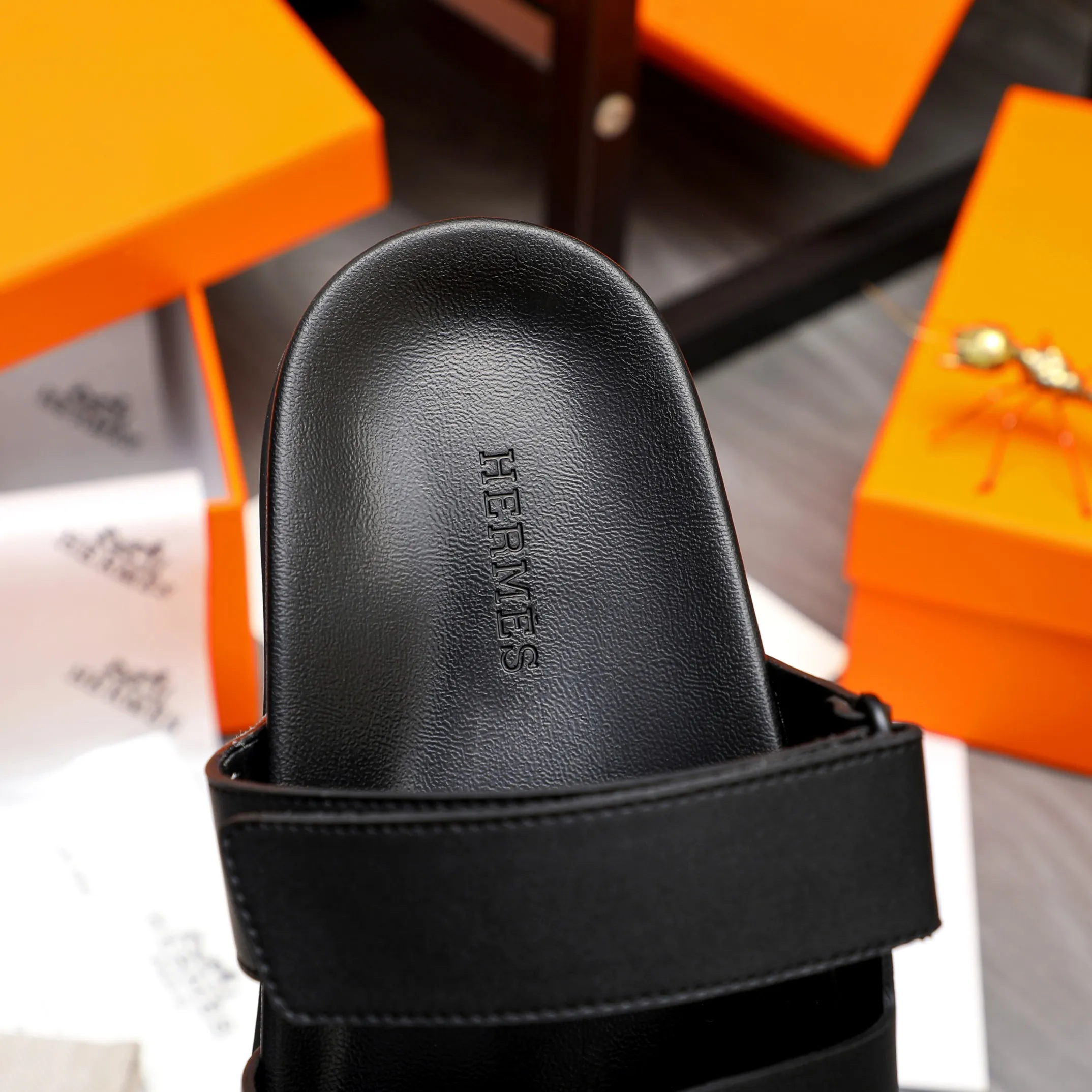 Men's shoes 💰340 Product trademark: Hermes "Hermes" Couple's slippers Regular size: 36-46 Product materials: Selected high-quality cowhide upper, microfiber lining, original outsole